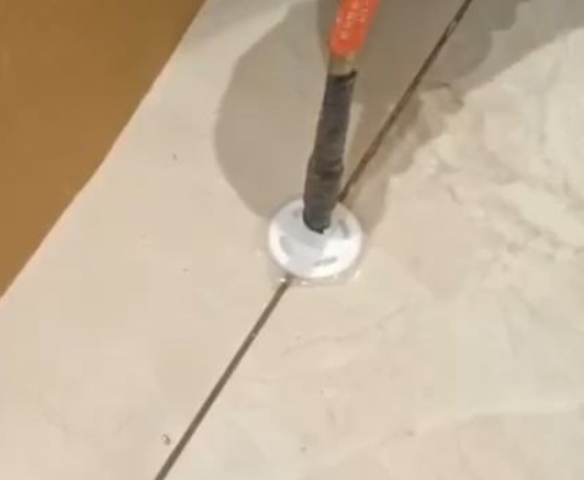 安新瓷砖空鼓维修公司专业解答瓷砖在铺贴过程中，如果没有涂抹均匀到位的粘结材料（如水泥砂浆或瓷砖胶），可能会导致以下问题